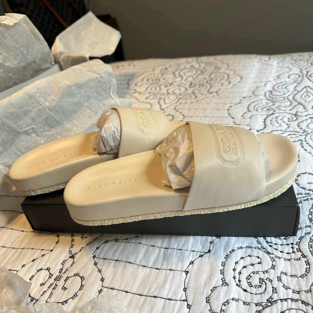 Coach Leather Slides 😍😍😍 Size 8